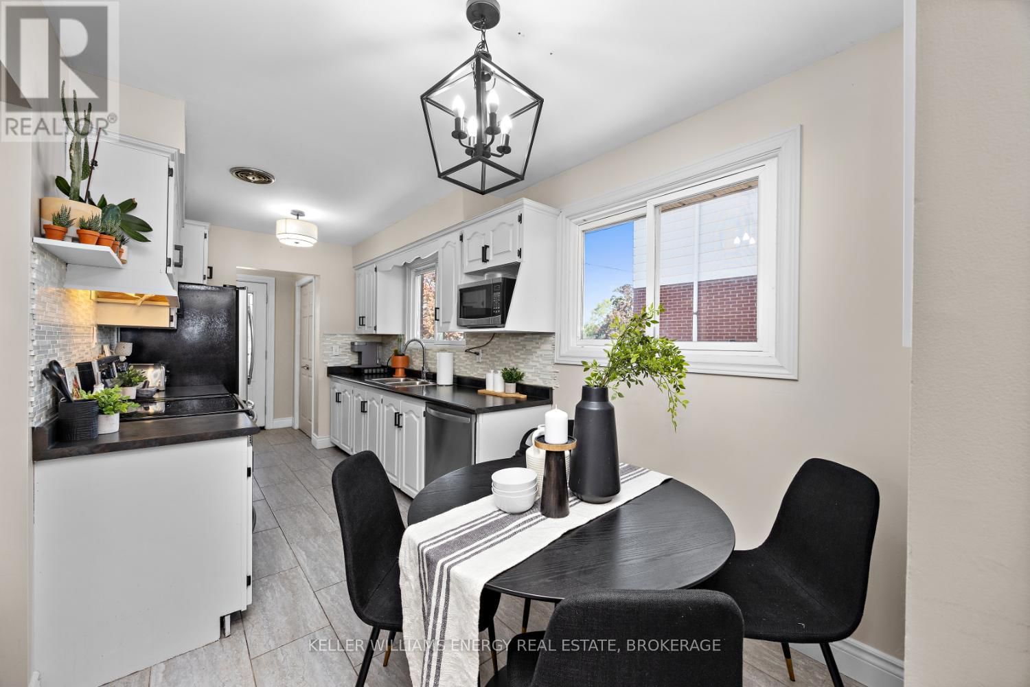 52 VANCOUVER COURT Image 3