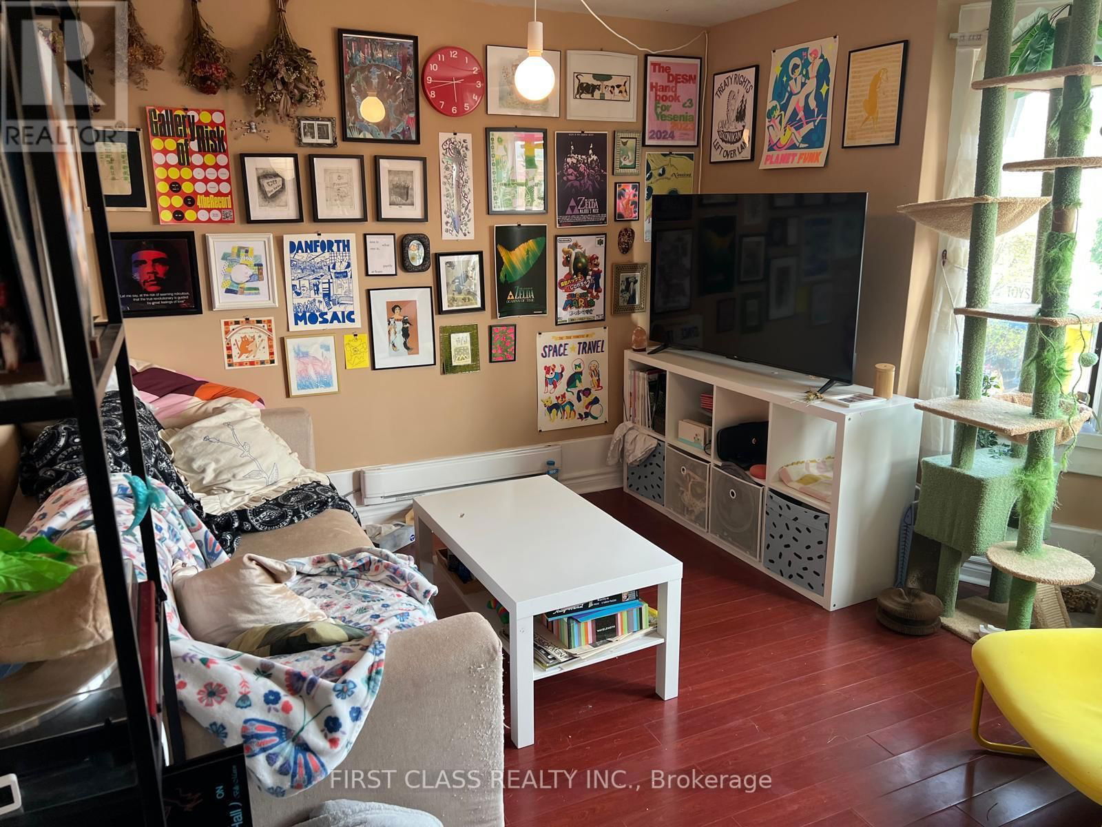 3rd - 572 DANFORTH AVE AVENUE Image 4