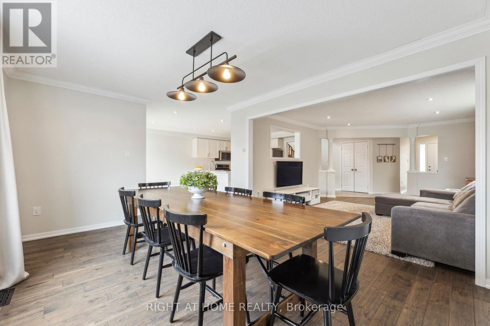 92 LONGUEUIL PLACE Image 11