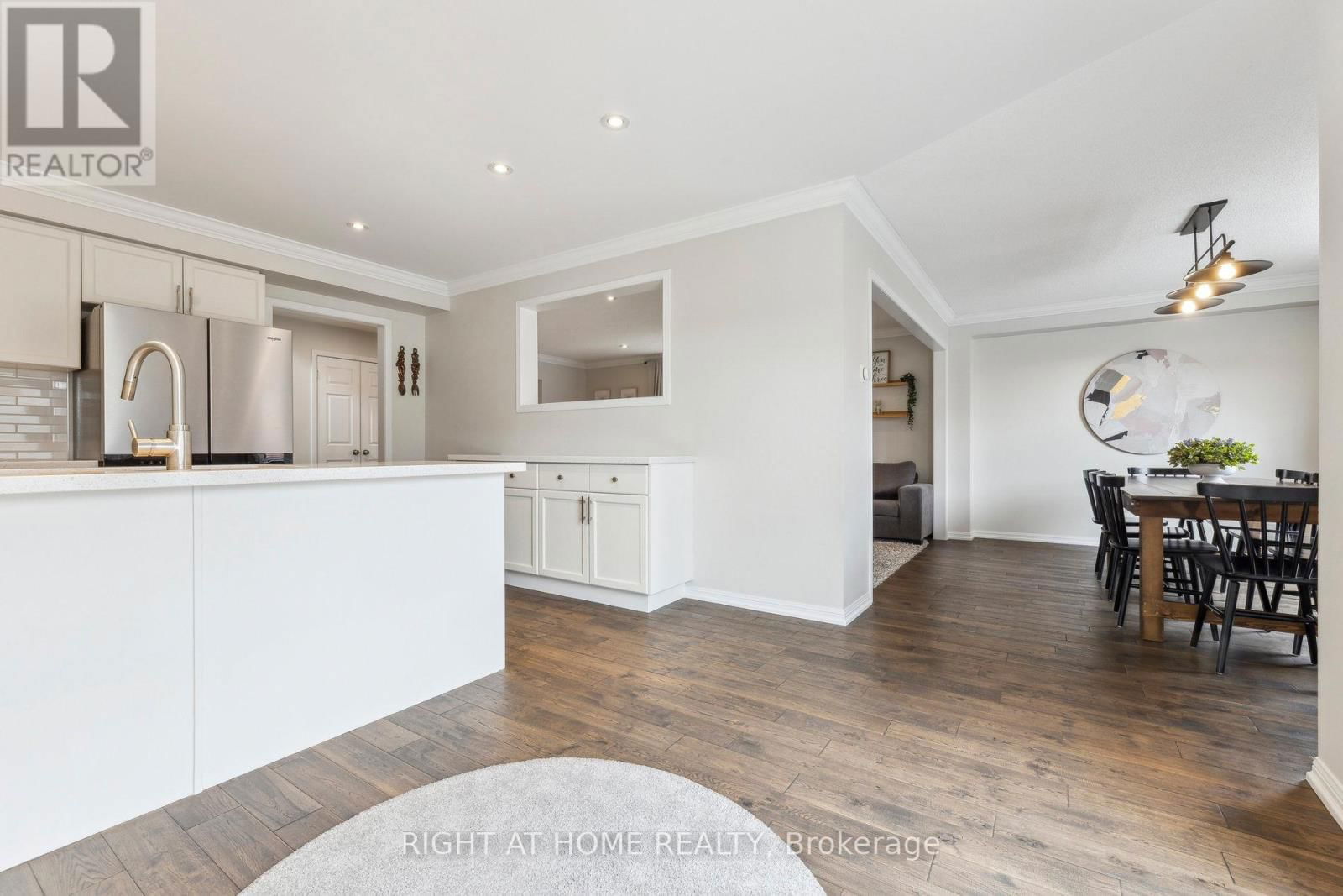 92 LONGUEUIL PLACE Image 13