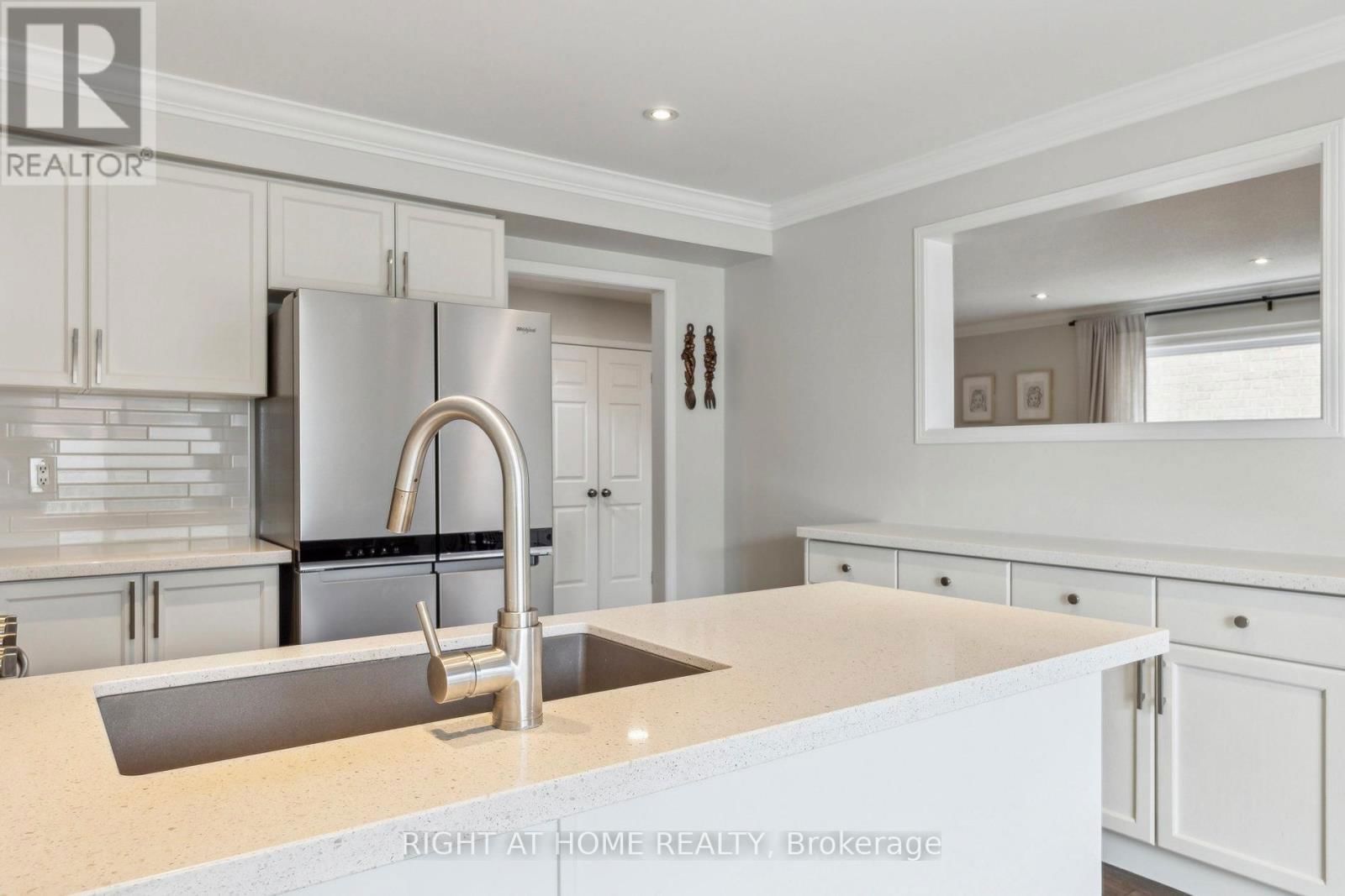 92 LONGUEUIL PLACE Image 14