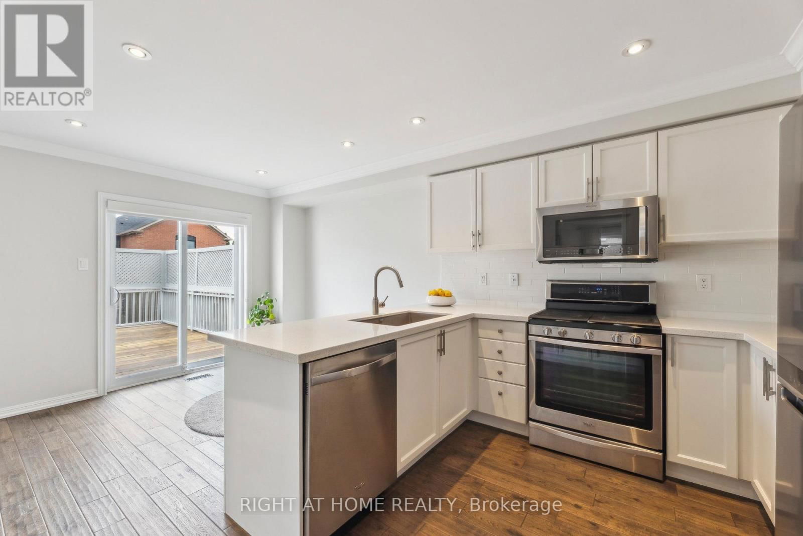 92 LONGUEUIL PLACE Image 15