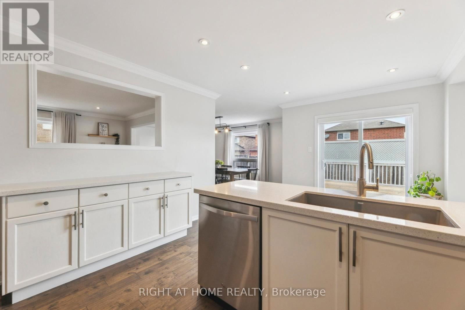 92 LONGUEUIL PLACE Image 16