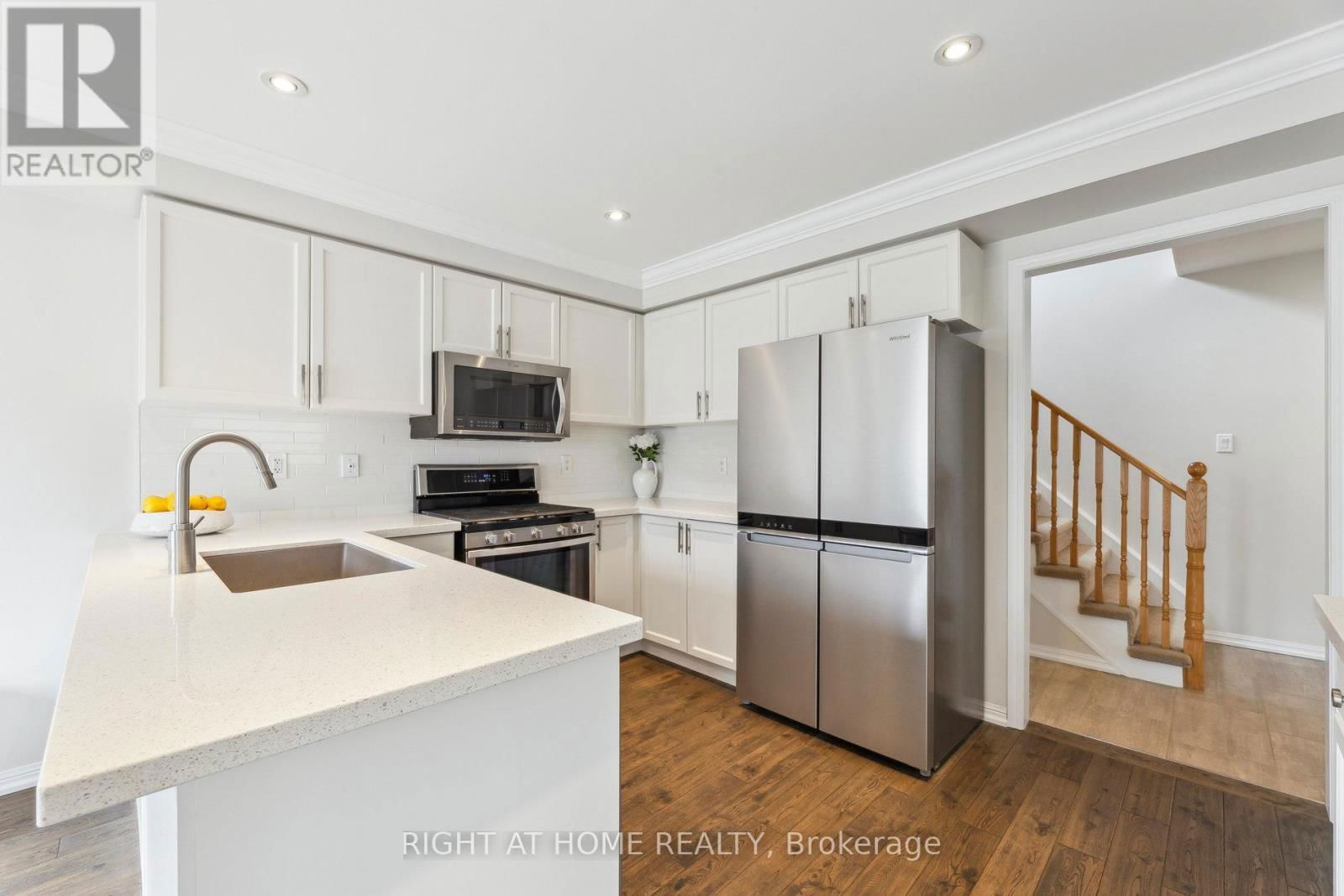 92 LONGUEUIL PLACE Image 17
