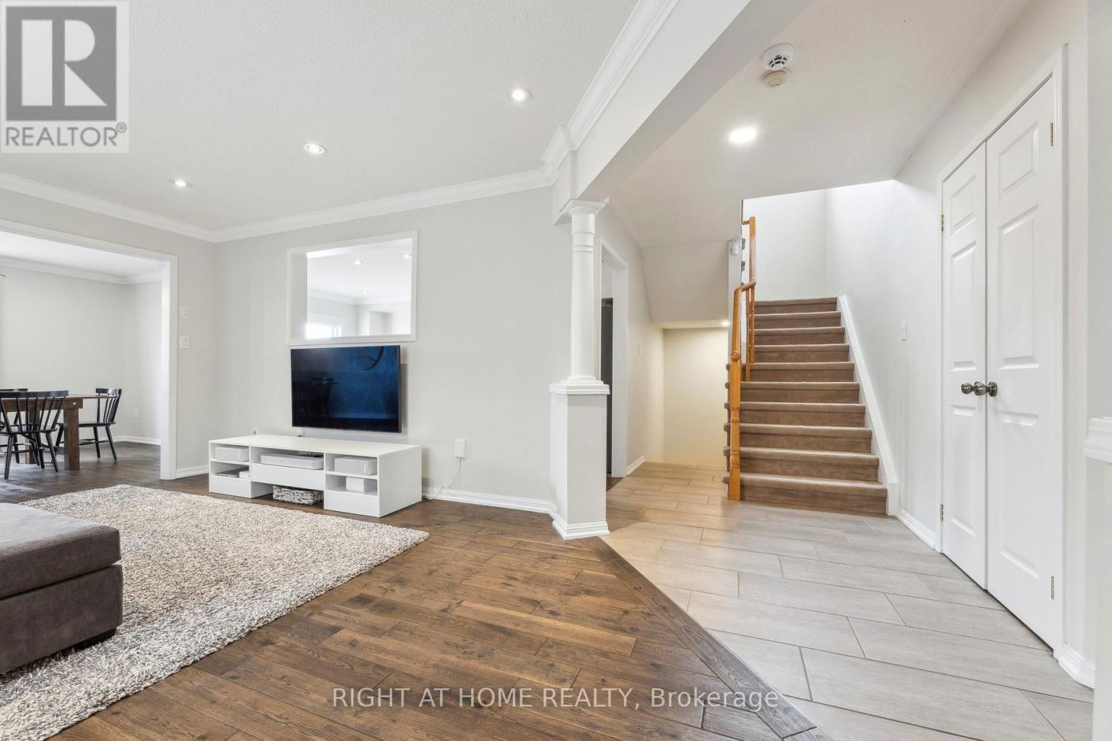 92 LONGUEUIL PLACE Image 18