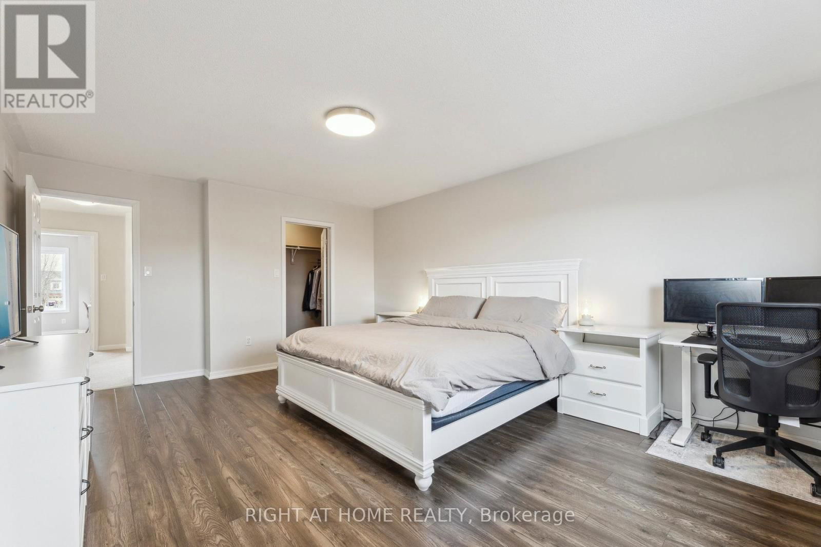 92 LONGUEUIL PLACE Image 21