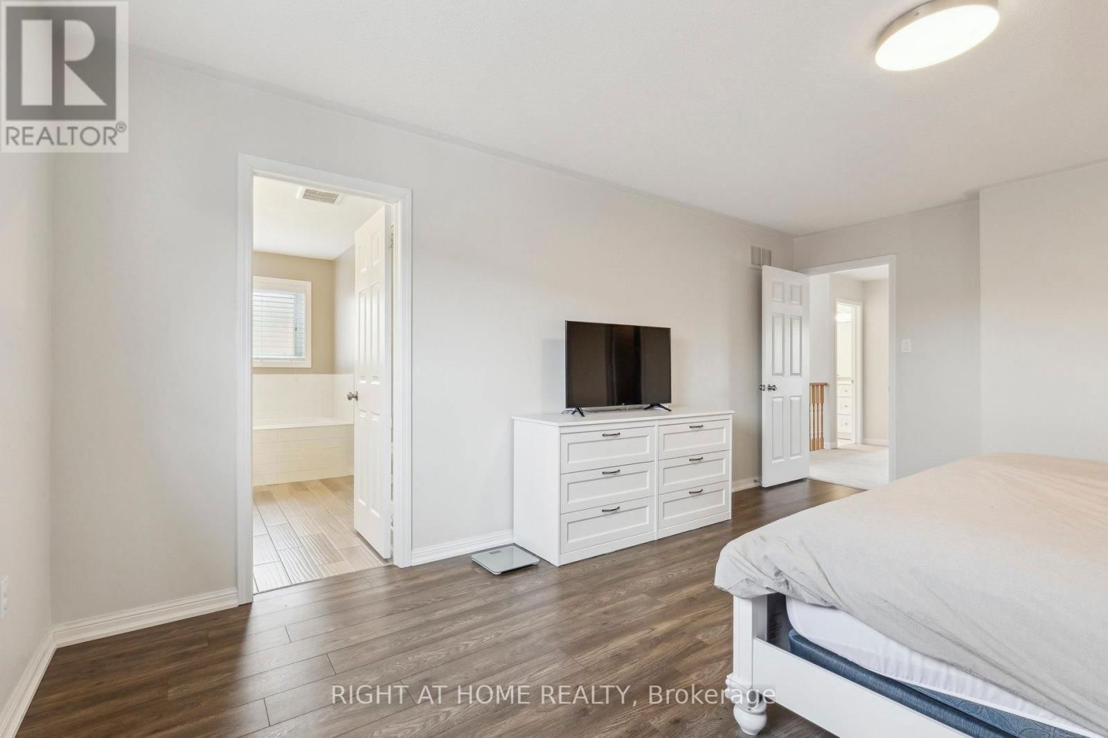 92 LONGUEUIL PLACE Image 22