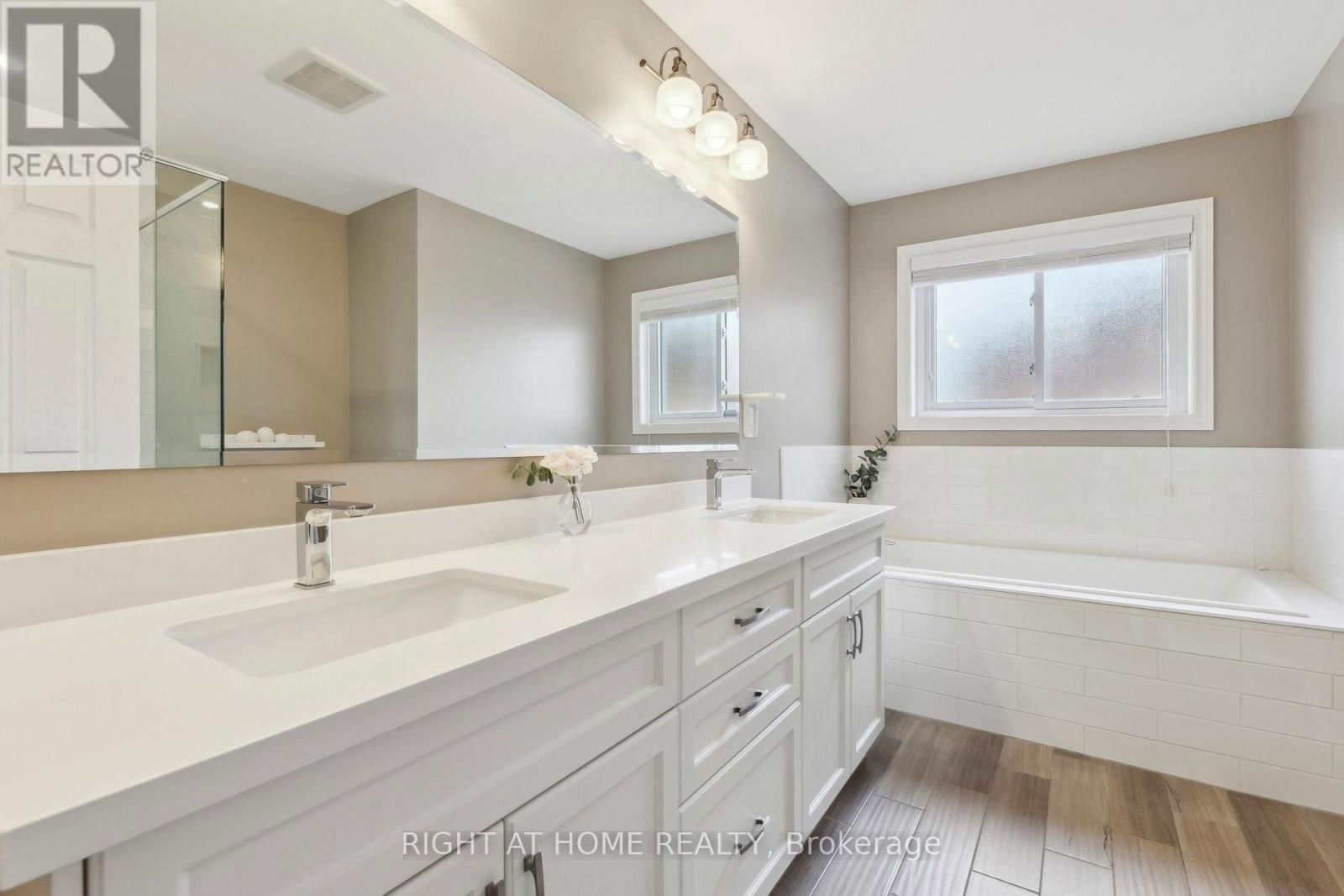 92 LONGUEUIL PLACE Image 23