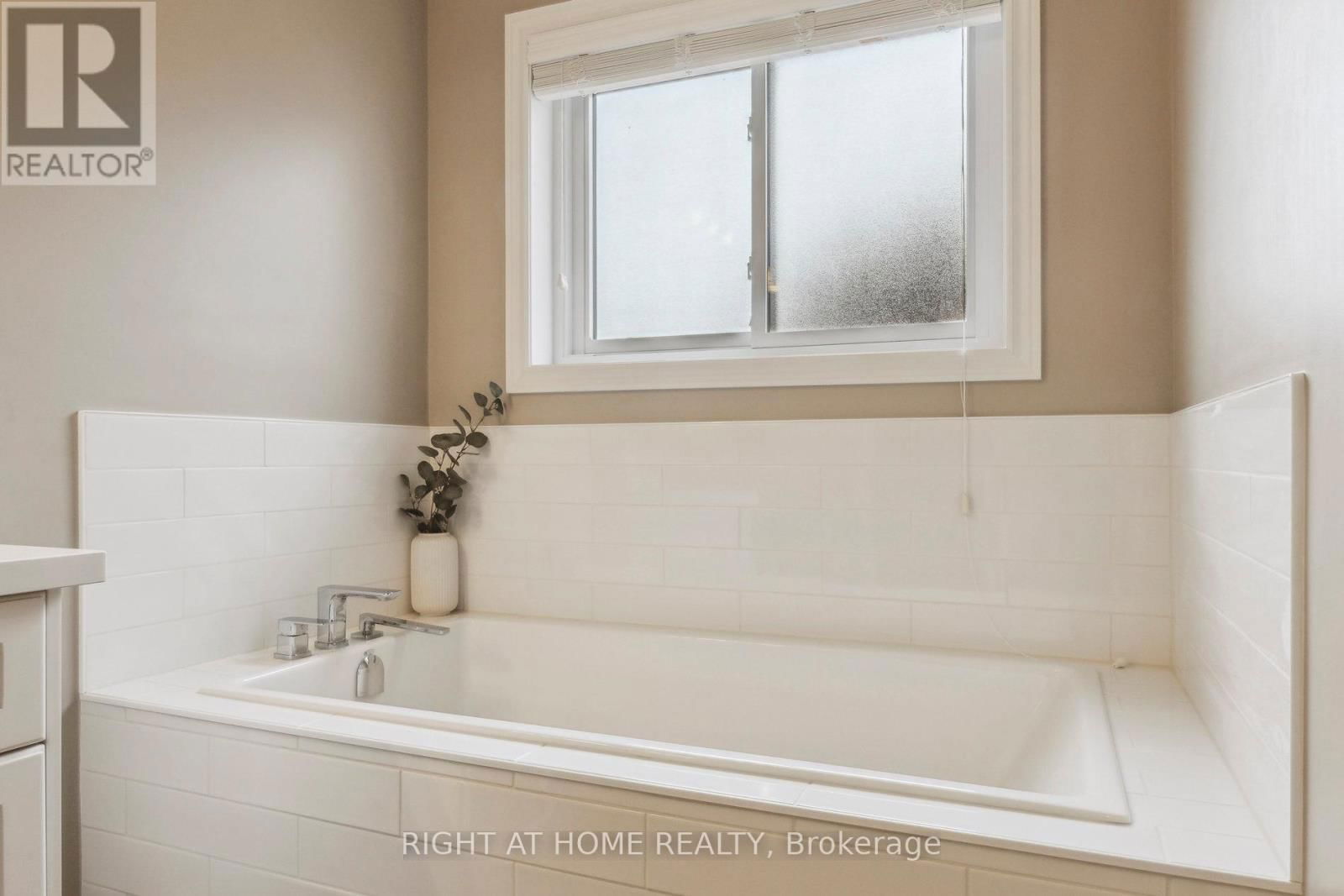 92 LONGUEUIL PLACE Image 24