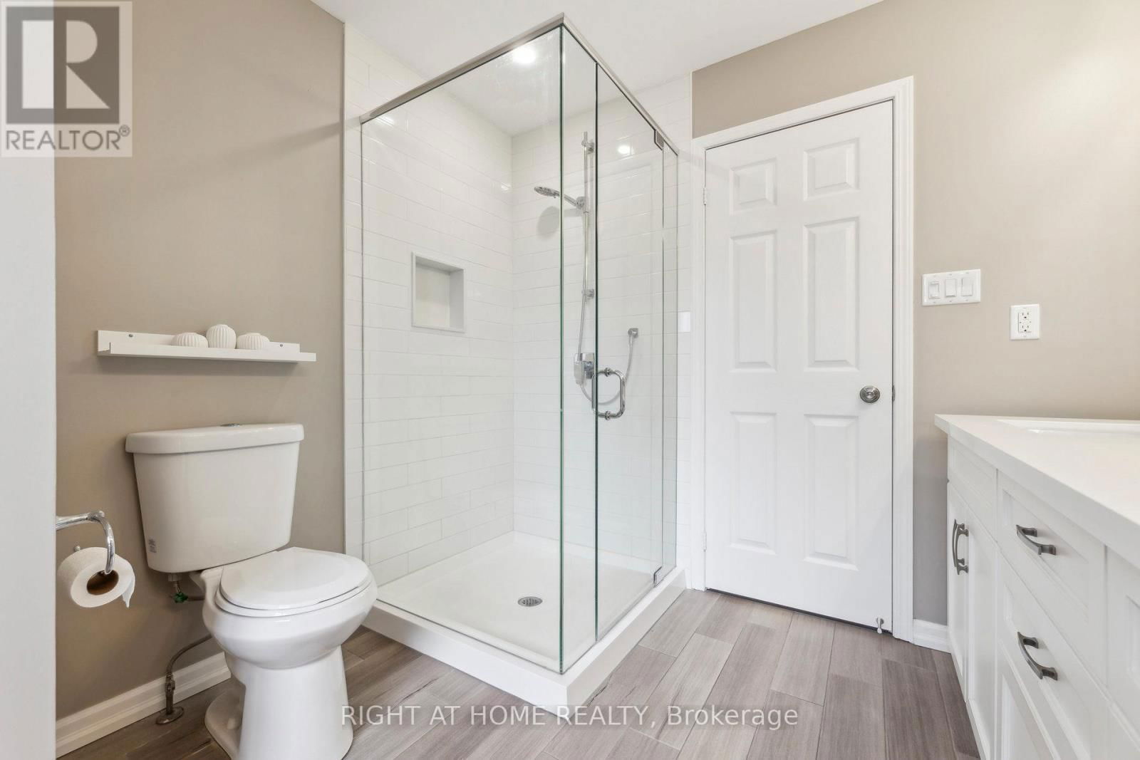 92 LONGUEUIL PLACE Image 25