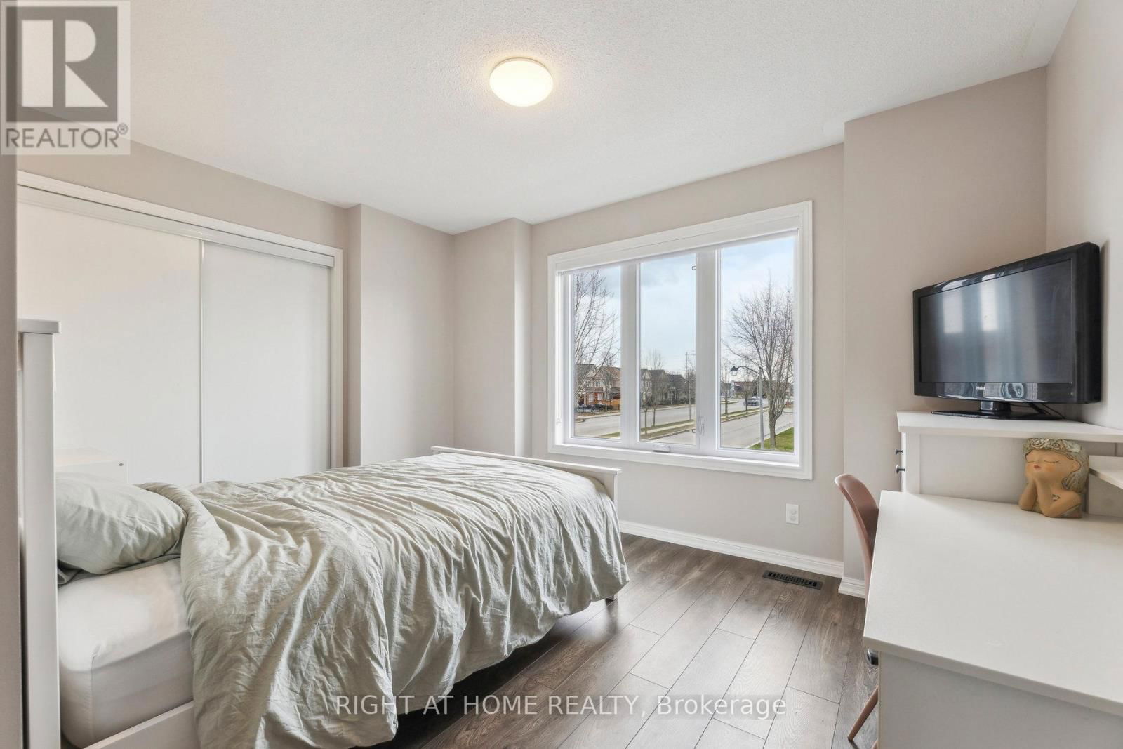 92 LONGUEUIL PLACE Image 26