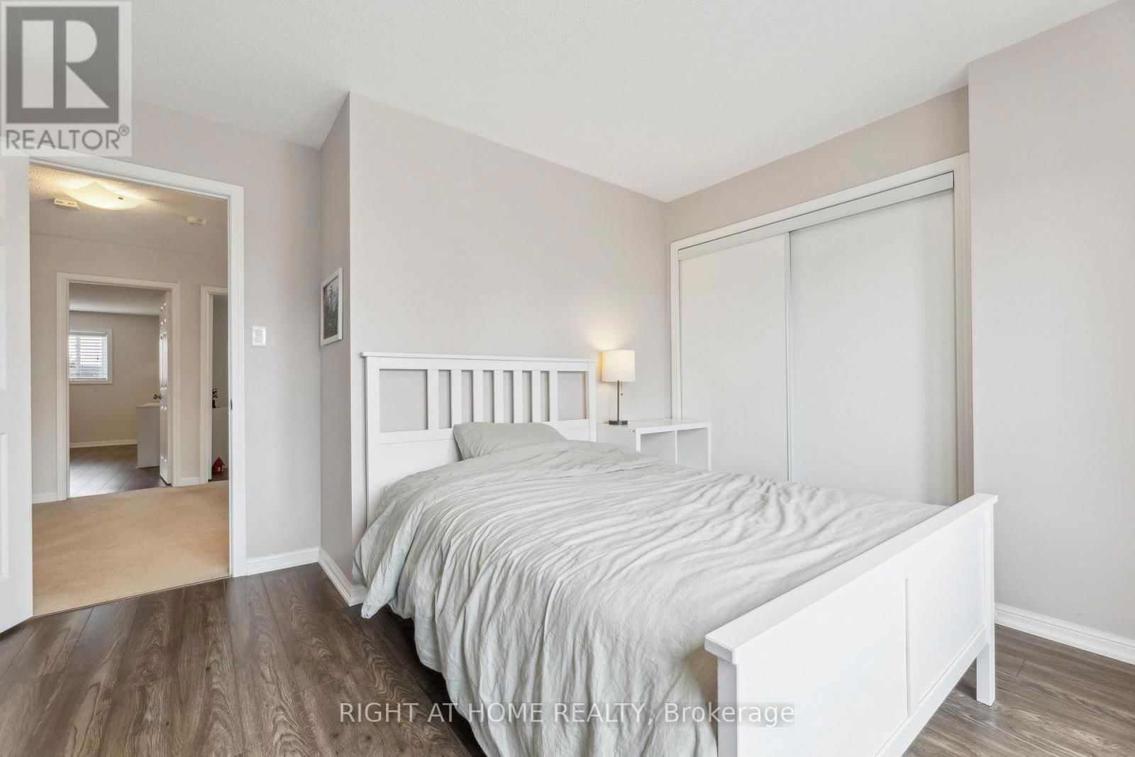 92 LONGUEUIL PLACE Image 27