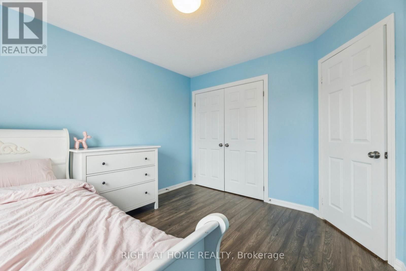 92 LONGUEUIL PLACE Image 28