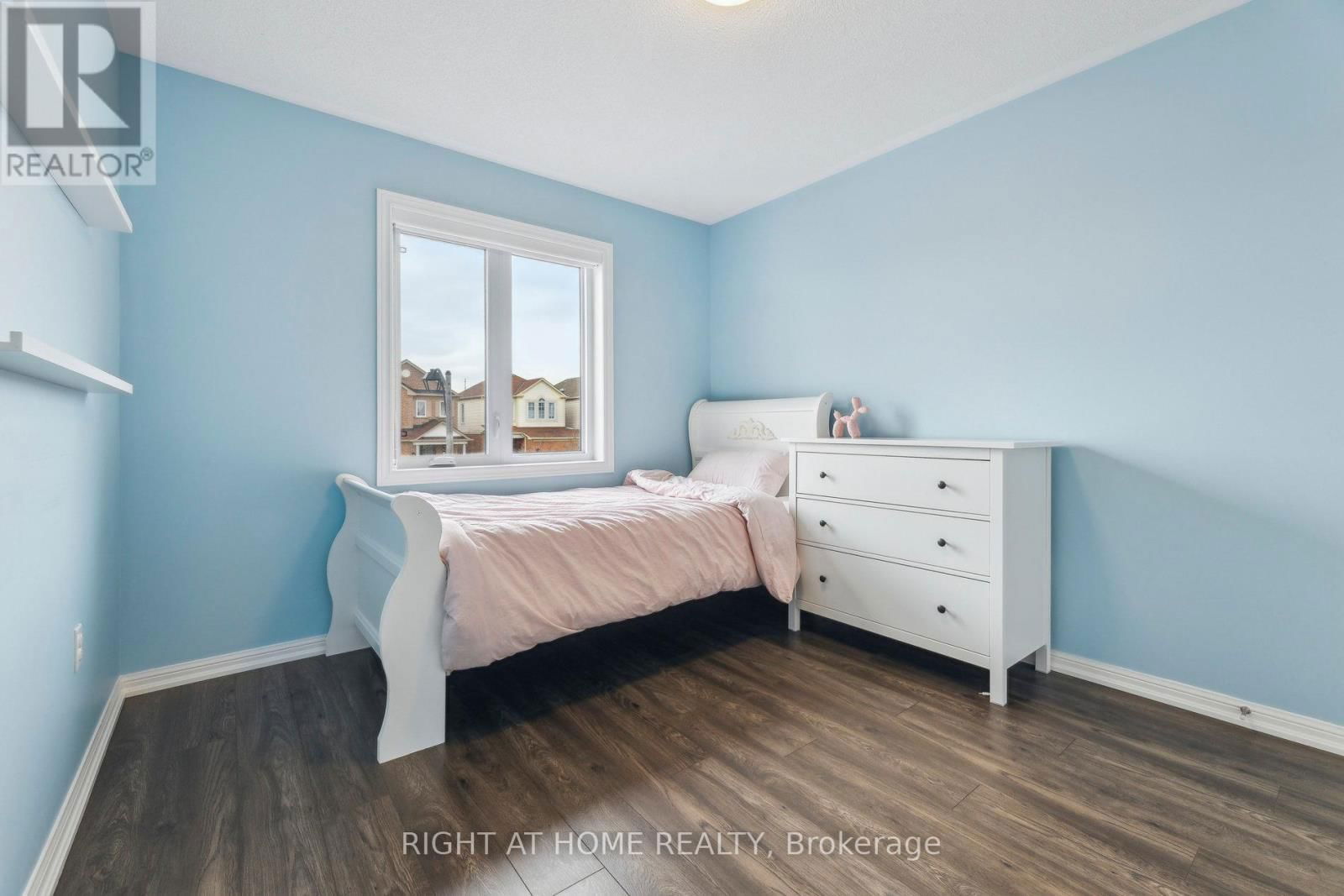 92 LONGUEUIL PLACE Image 29