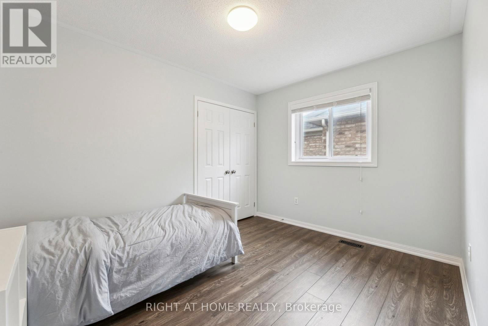 92 LONGUEUIL PLACE Image 30