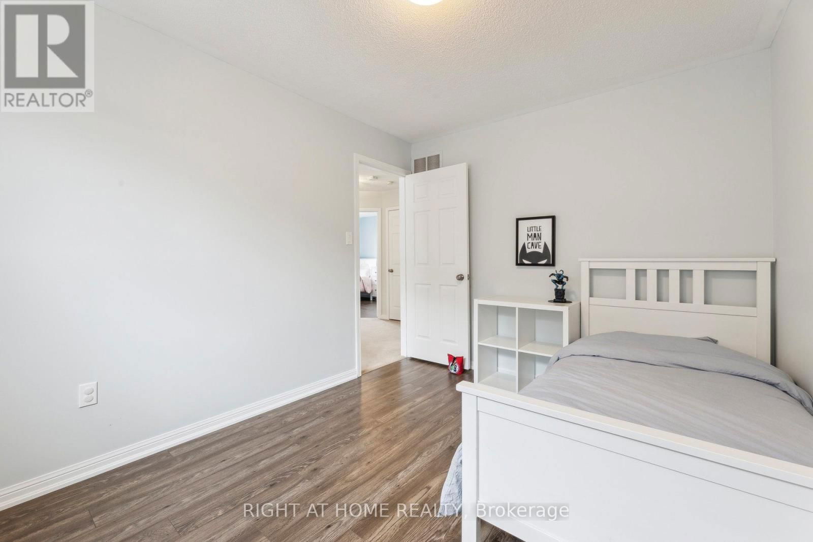 92 LONGUEUIL PLACE Image 31