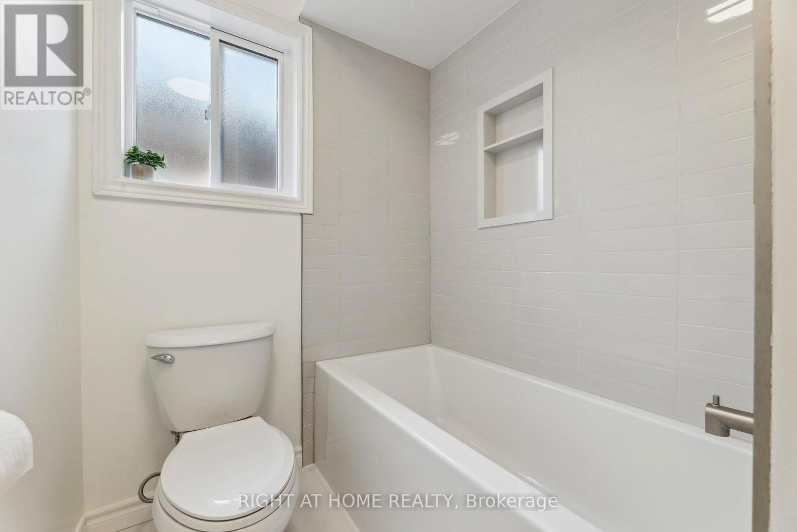 92 LONGUEUIL PLACE Image 33