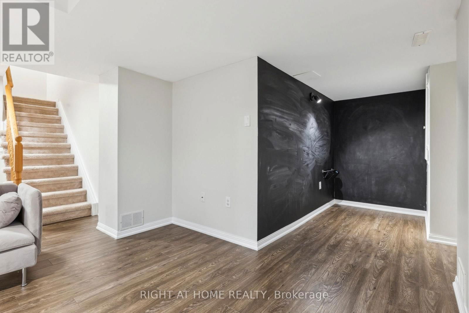 92 LONGUEUIL PLACE Image 34