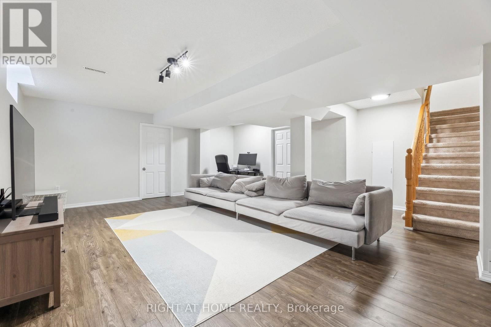 92 LONGUEUIL PLACE Image 35