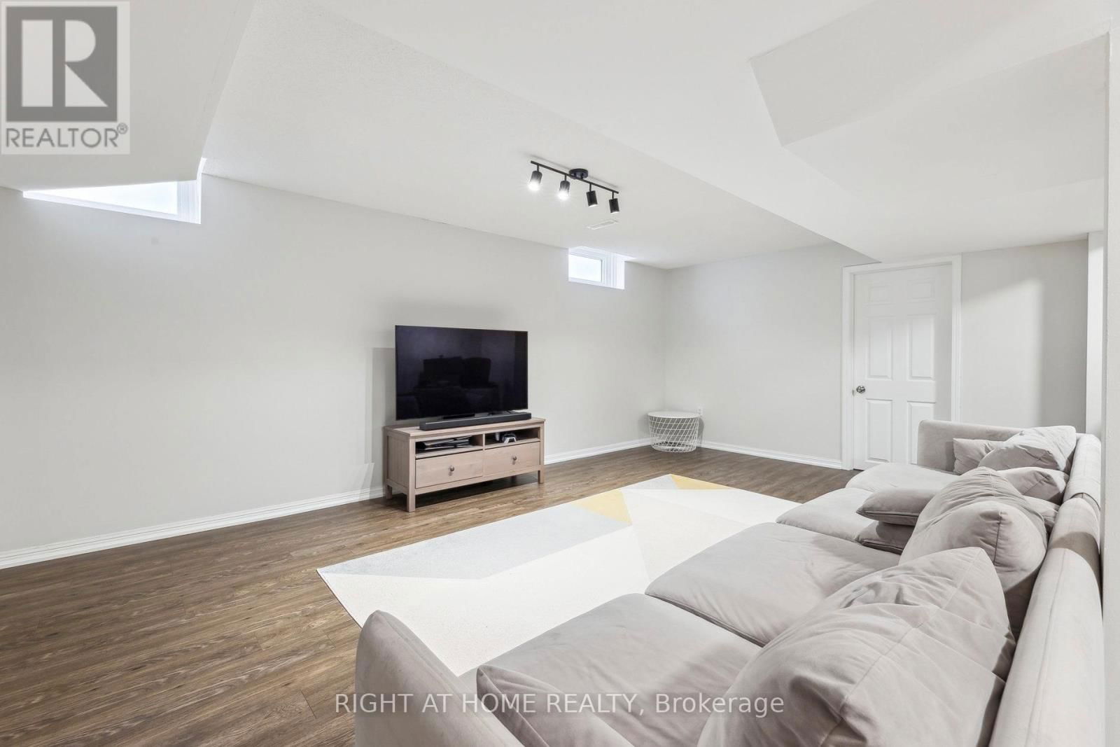92 LONGUEUIL PLACE Image 36