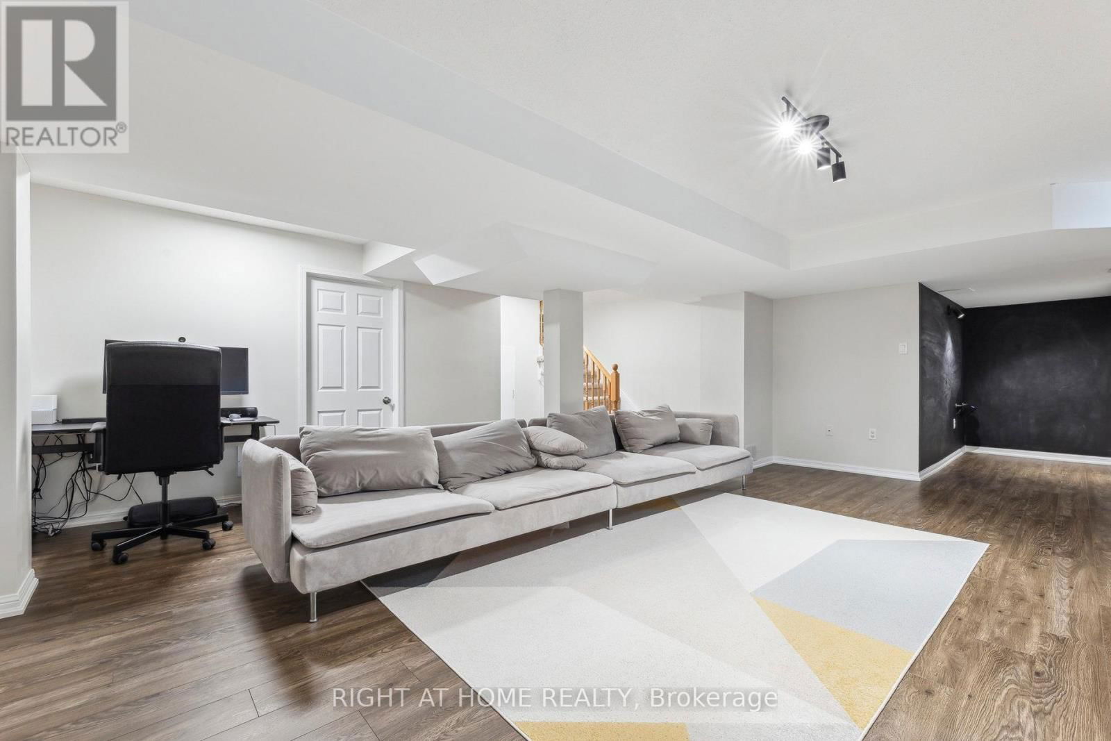 92 LONGUEUIL PLACE Image 37