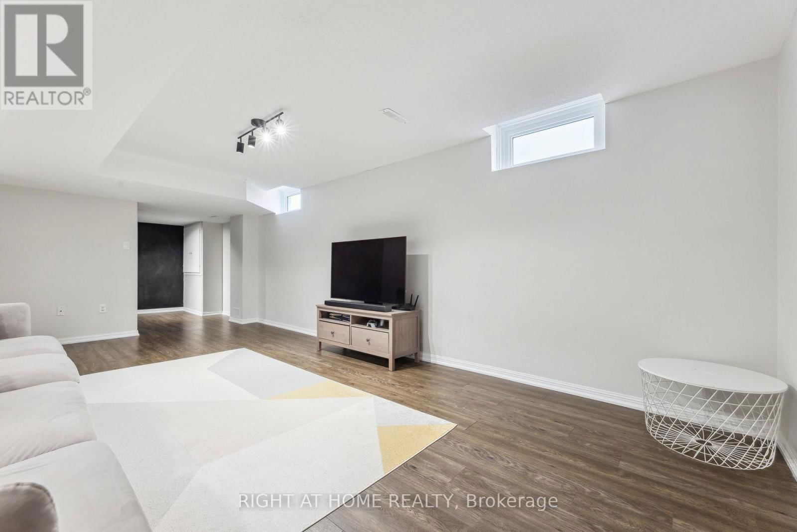 92 LONGUEUIL PLACE Image 38