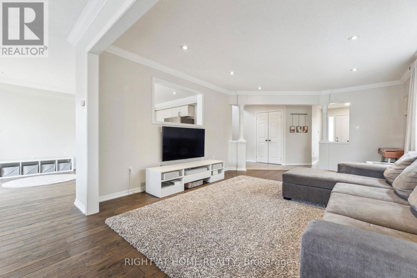 92 LONGUEUIL PLACE Image 7
