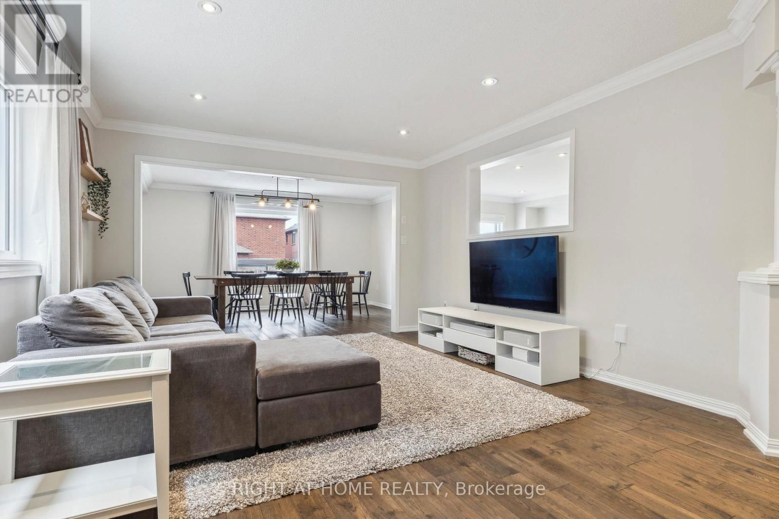 92 LONGUEUIL PLACE Image 8