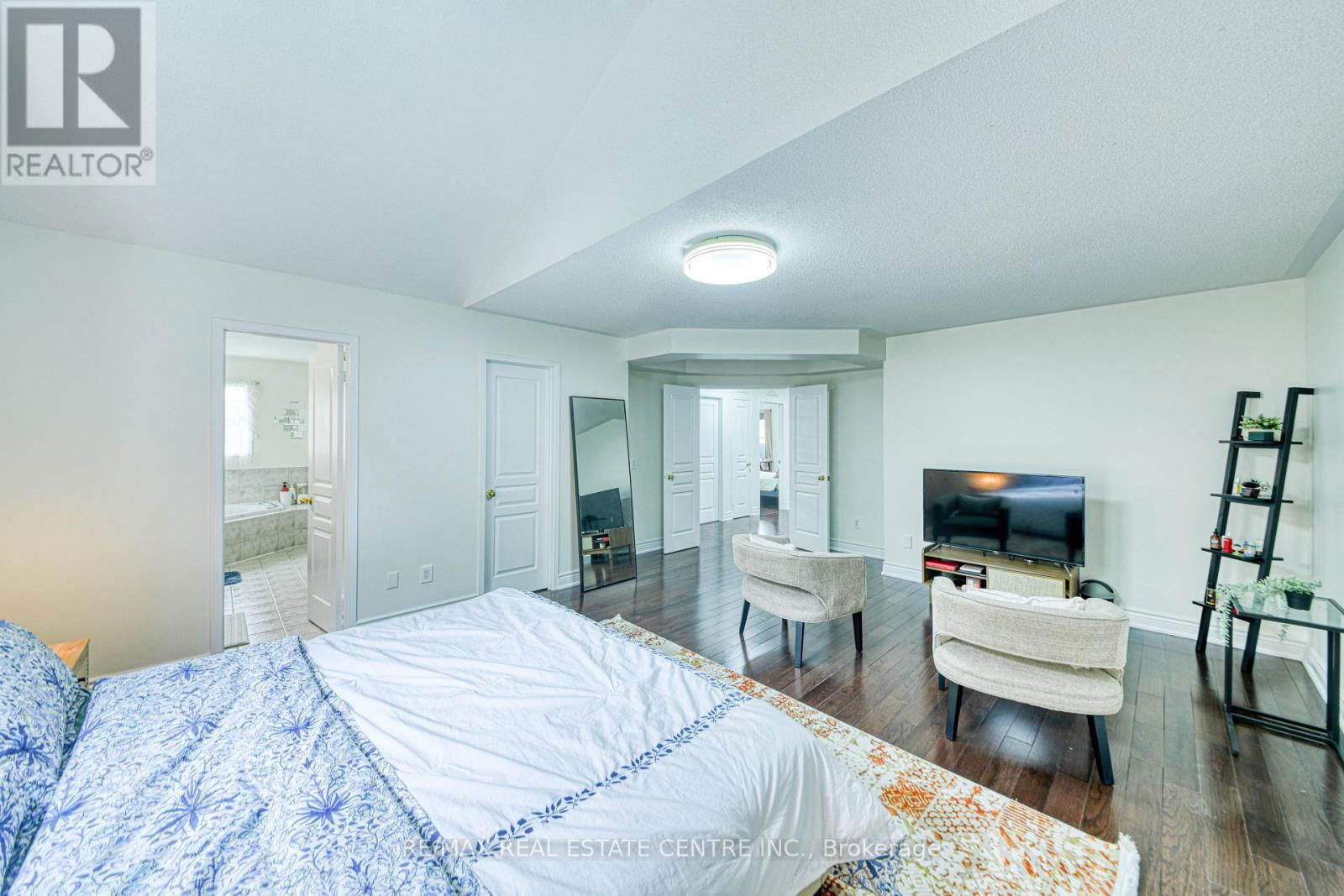 3100 COUNTRY LANE Image 24