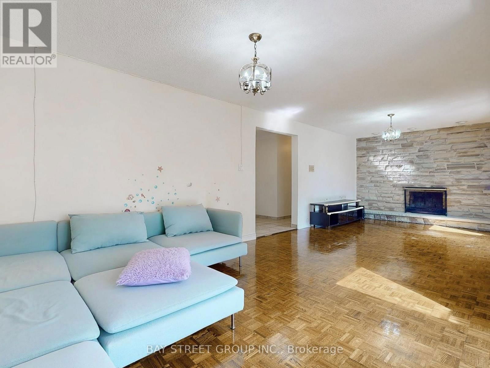 69 FAIRGLEN AVENUE Image 15