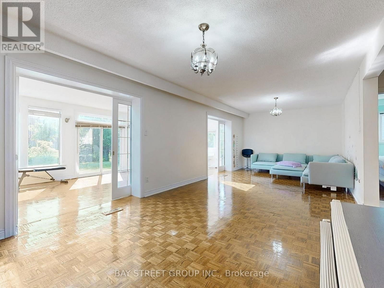 69 FAIRGLEN AVENUE Image 16