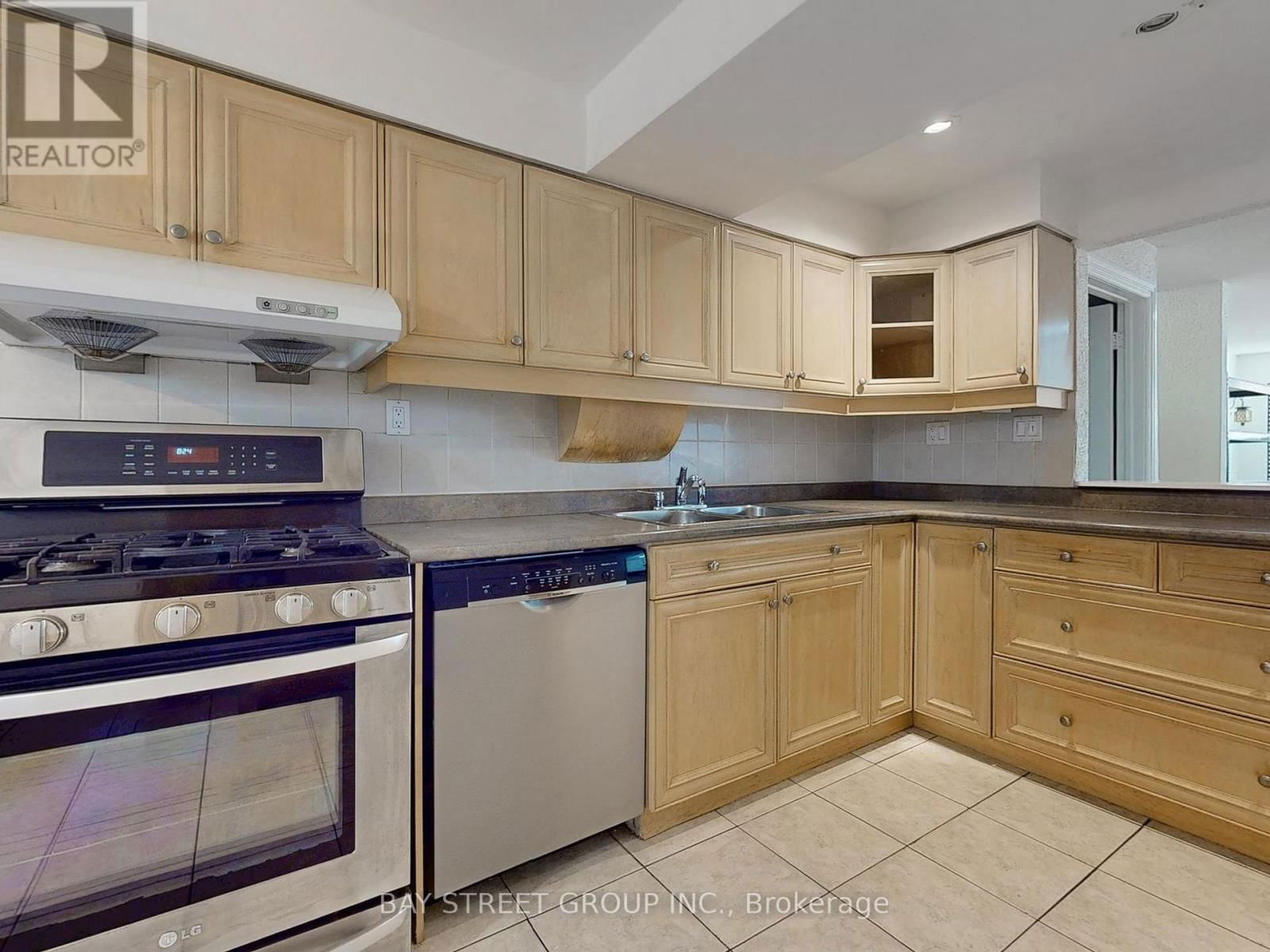 69 FAIRGLEN AVENUE Image 25