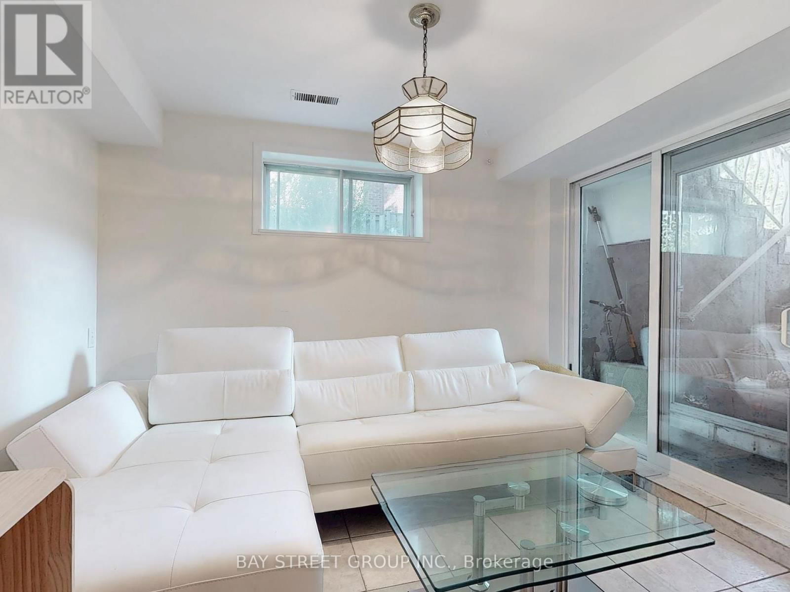 69 FAIRGLEN AVENUE Image 26