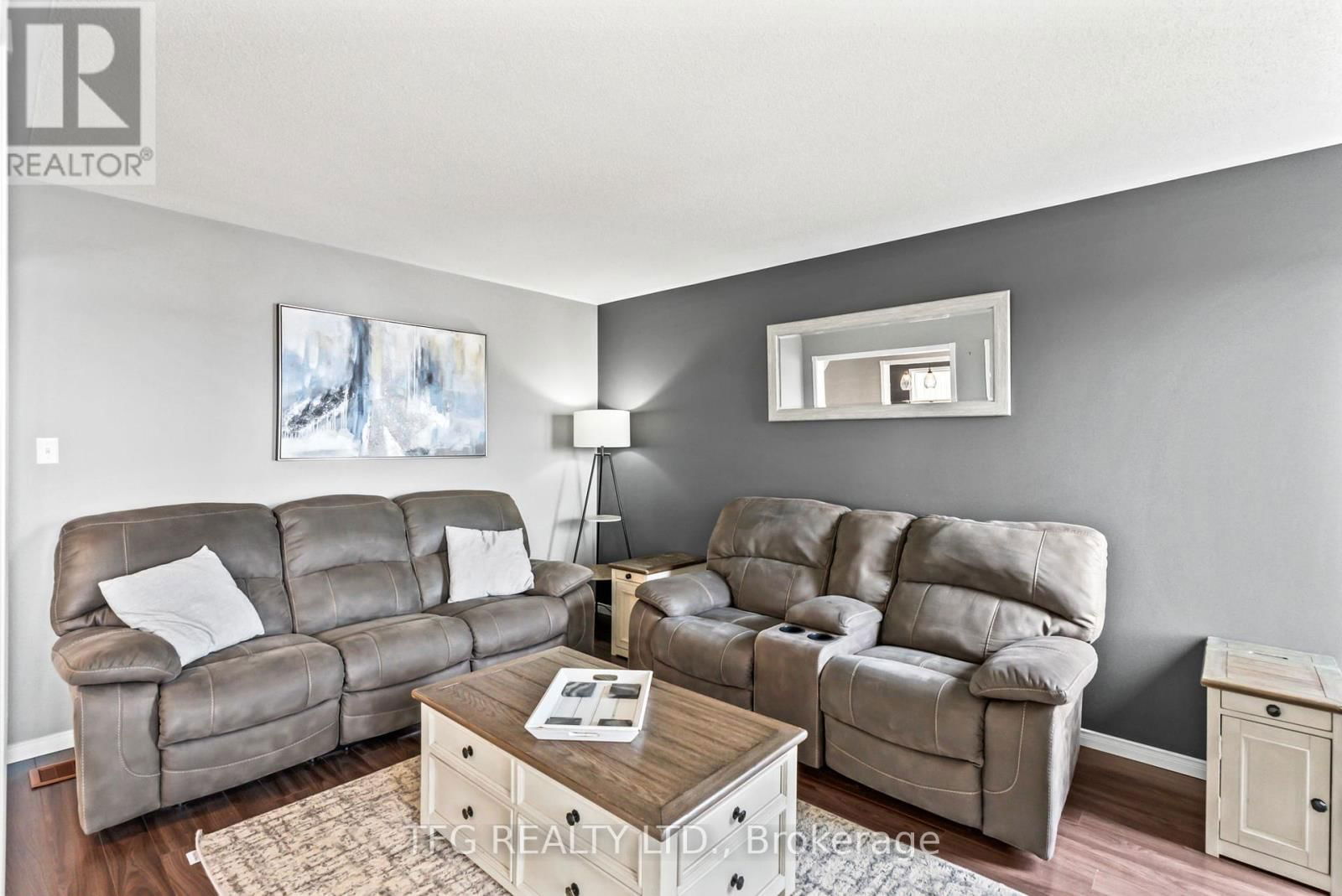 1187 ASHGROVE CRESCENT Image 10