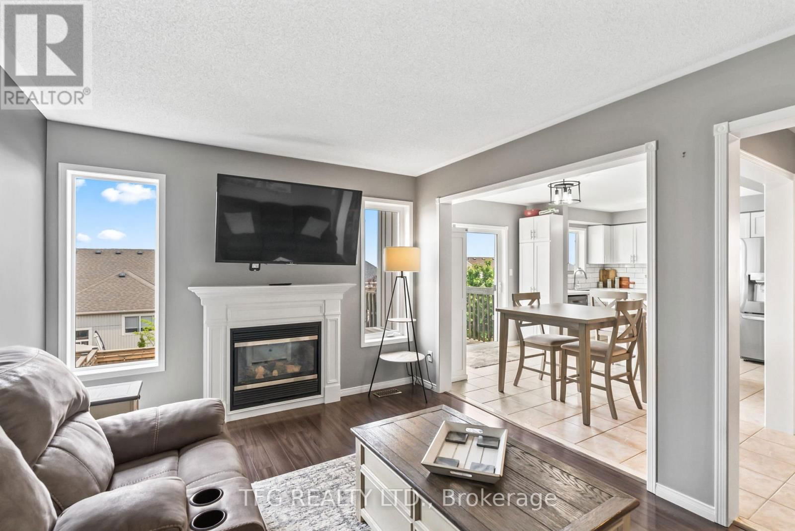 1187 ASHGROVE CRESCENT Image 12