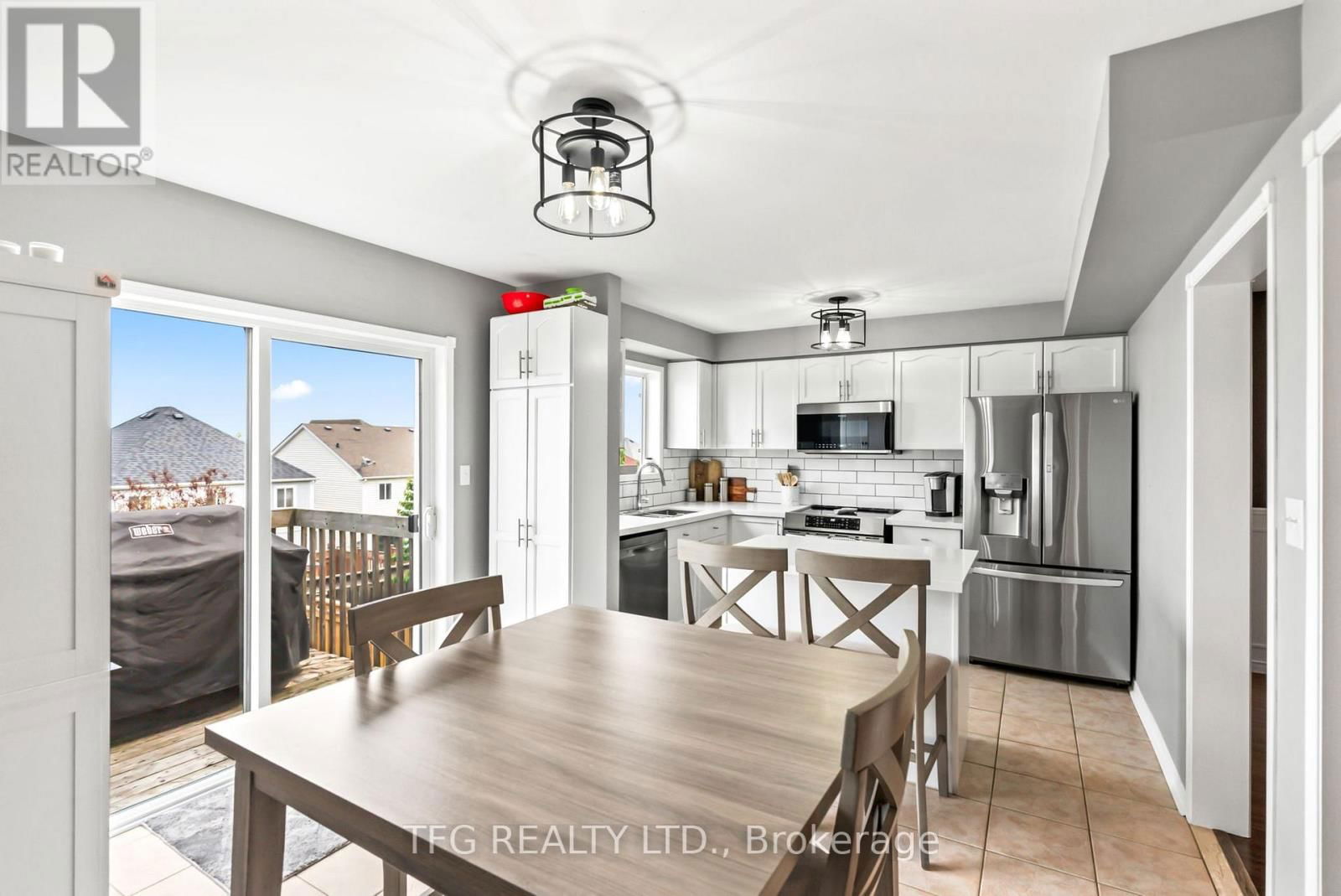 1187 ASHGROVE CRESCENT Image 13