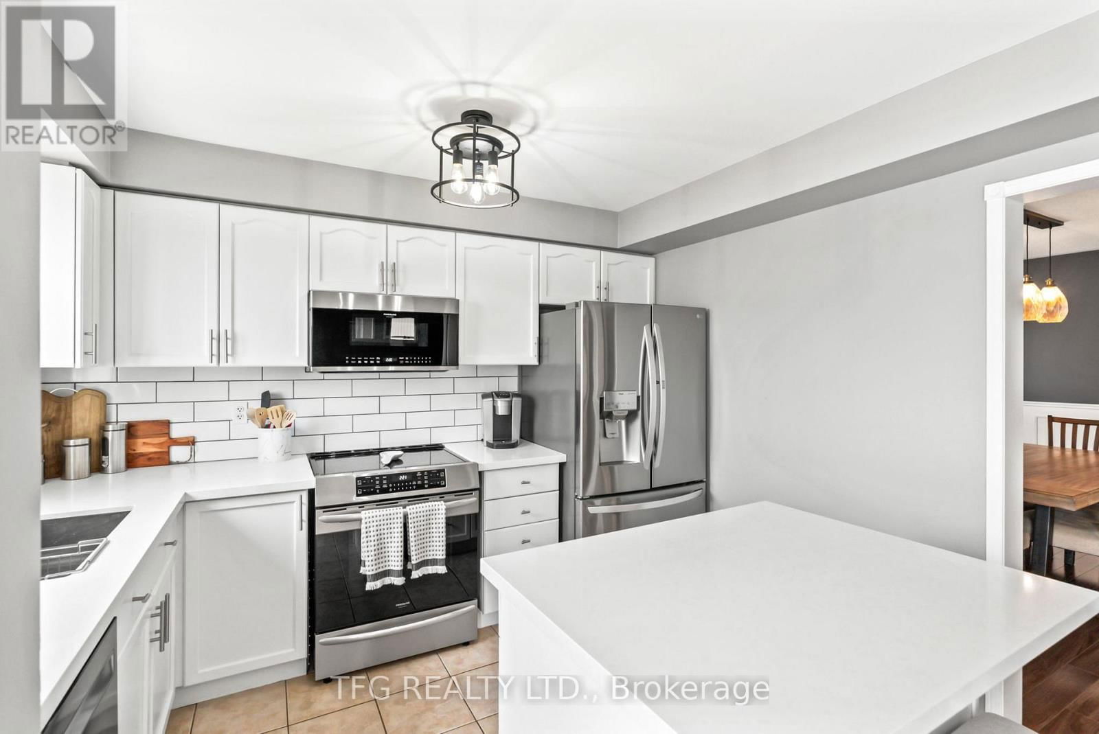 1187 ASHGROVE CRESCENT Image 14