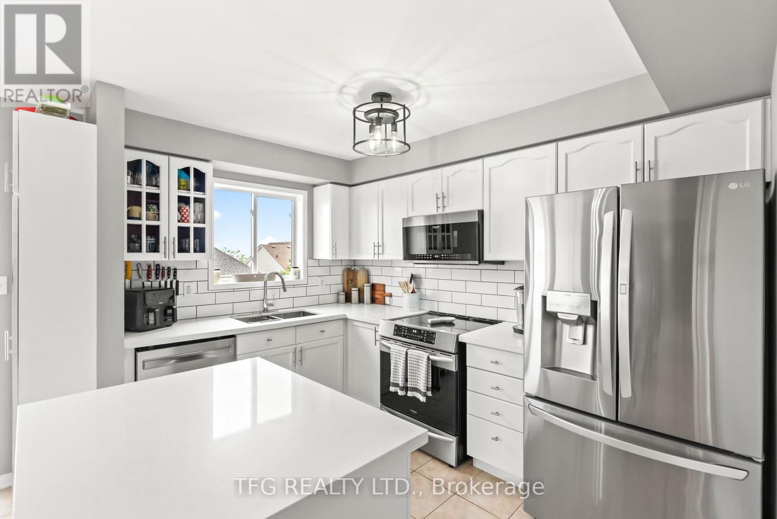 1187 ASHGROVE CRESCENT Image 15