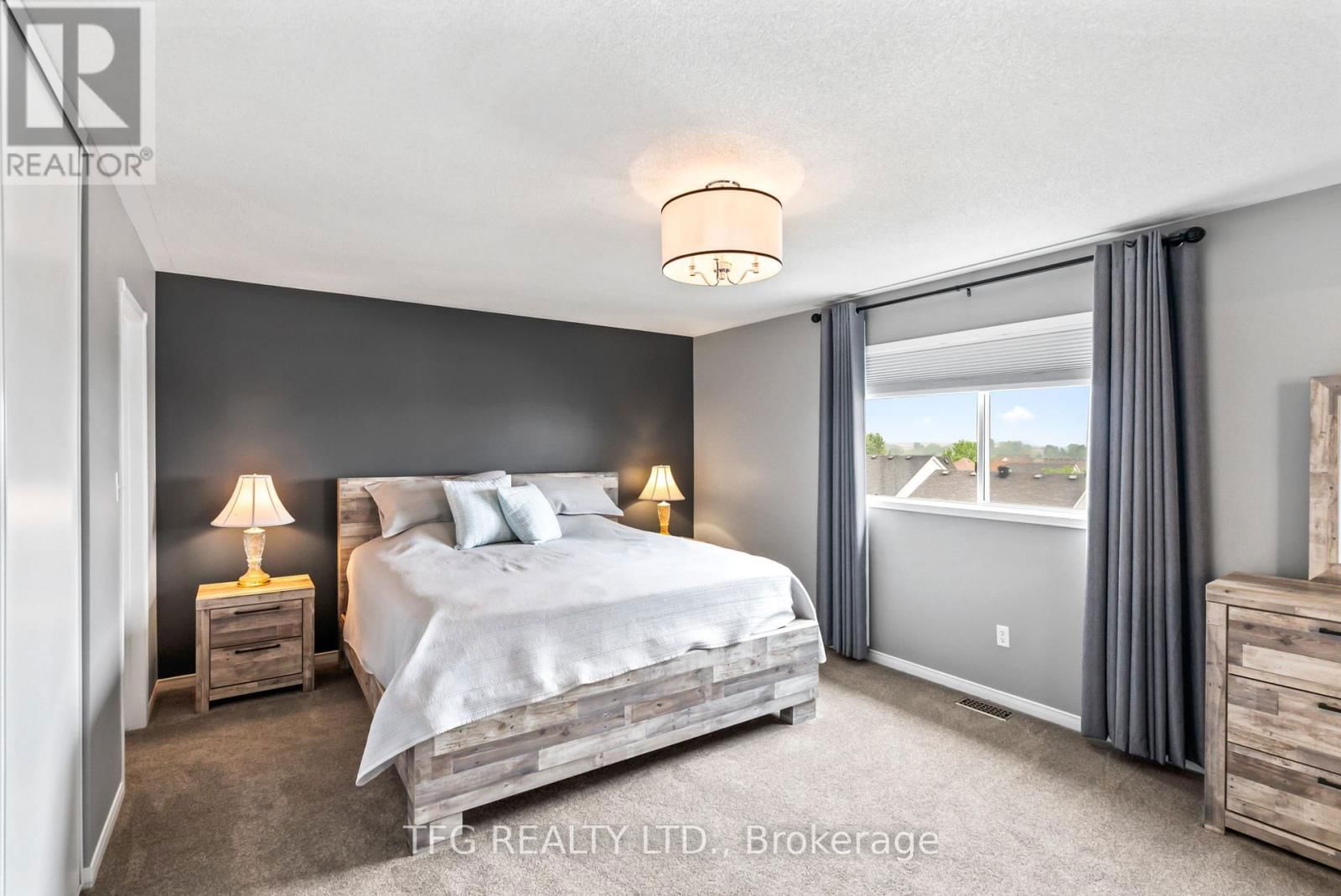 1187 ASHGROVE CRESCENT Image 18
