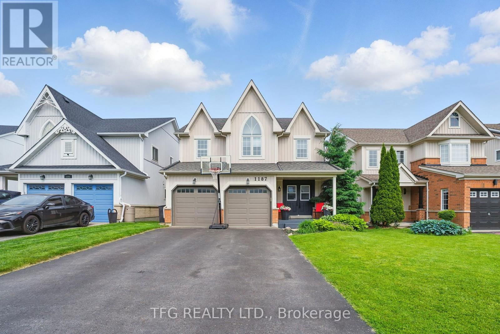 1187 ASHGROVE CRESCENT Image 2