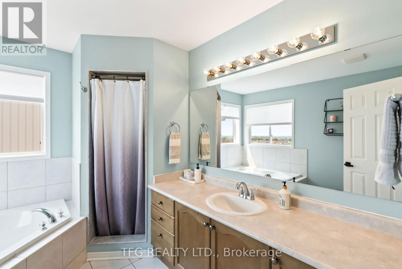 1187 ASHGROVE CRESCENT Image 20