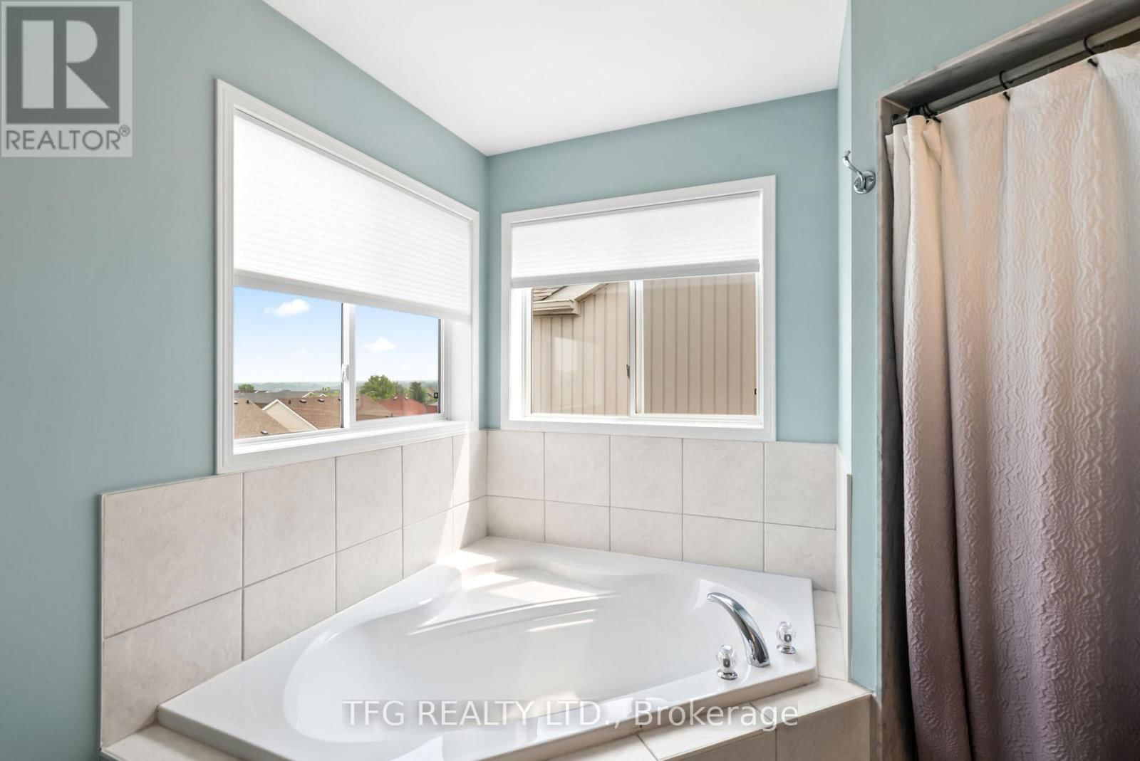 1187 ASHGROVE CRESCENT Image 21