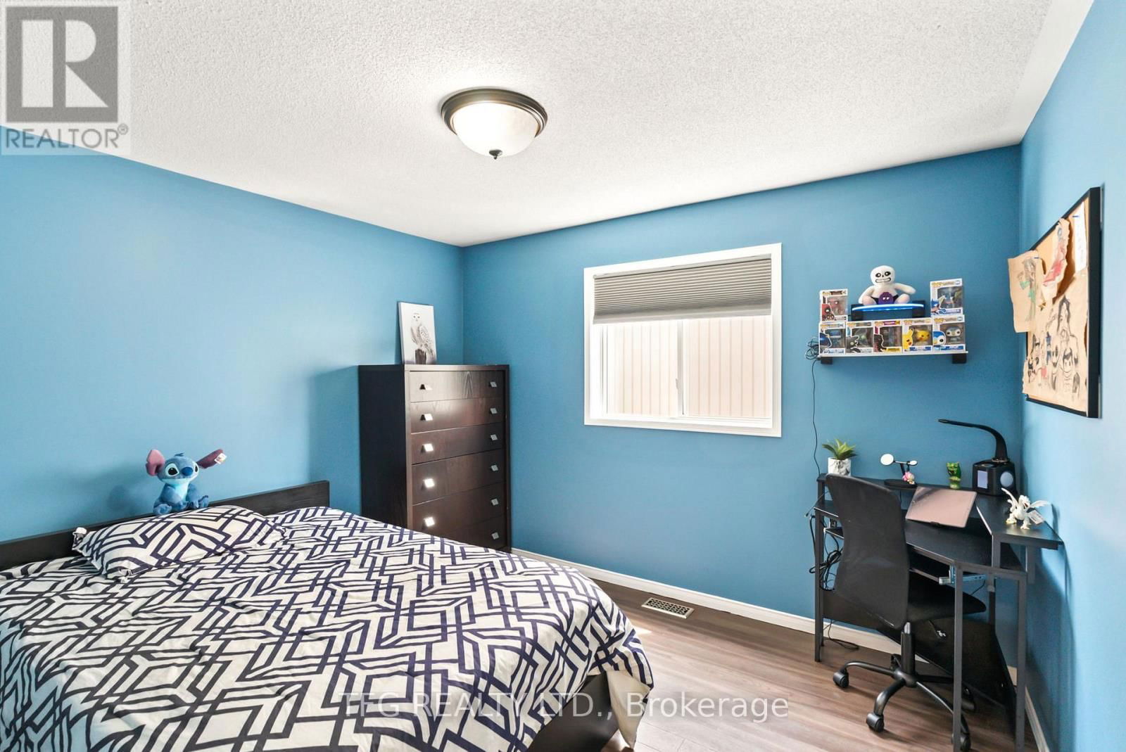 1187 ASHGROVE CRESCENT Image 22