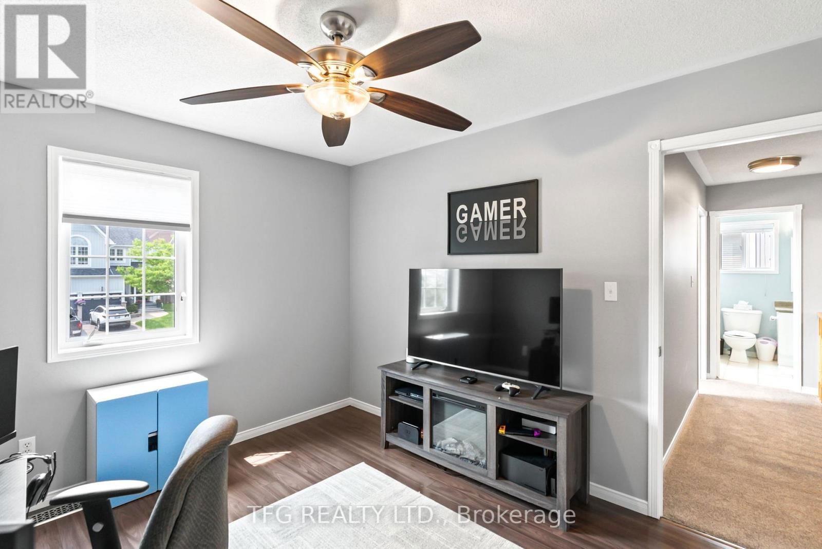1187 ASHGROVE CRESCENT Image 24