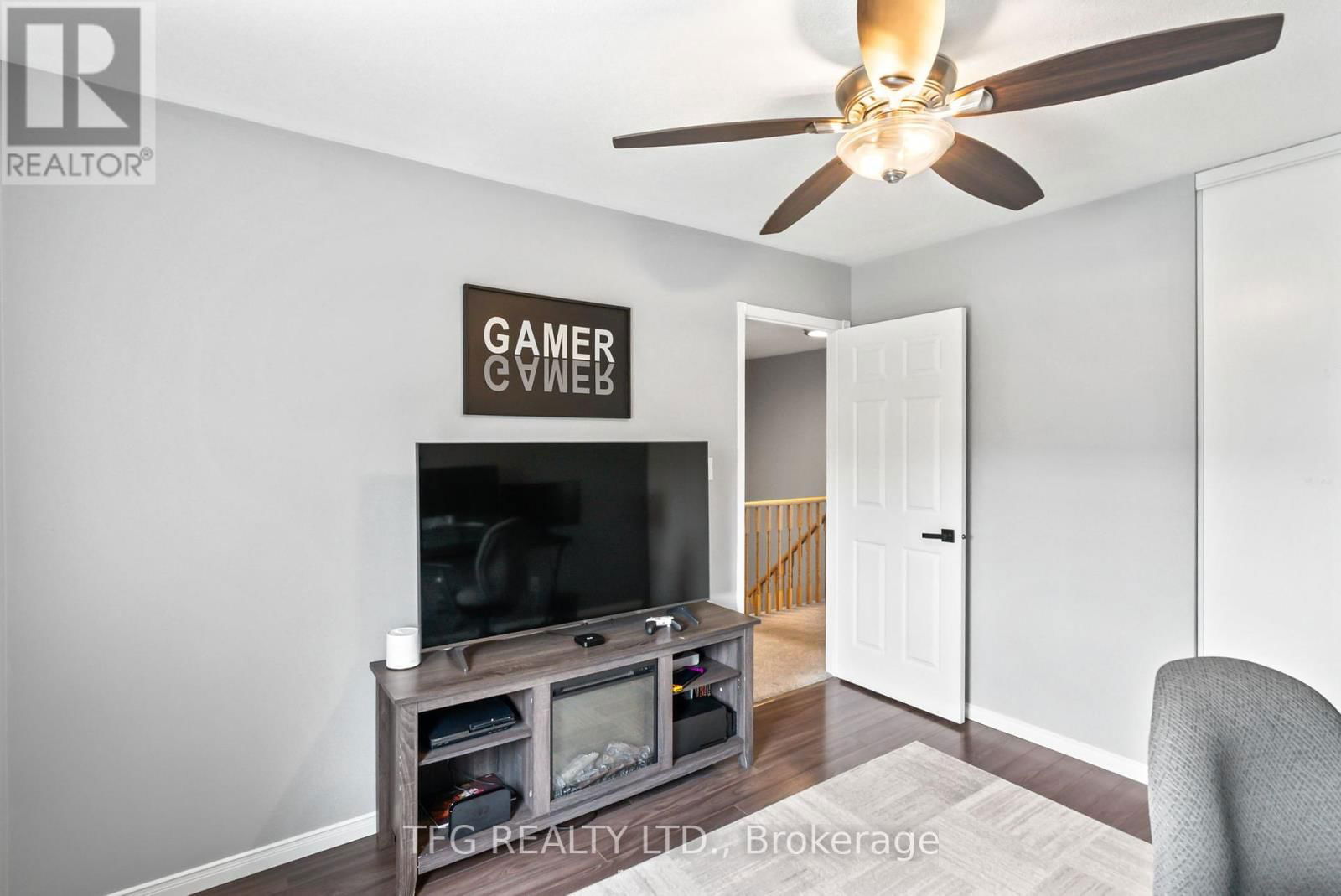 1187 ASHGROVE CRESCENT Image 25