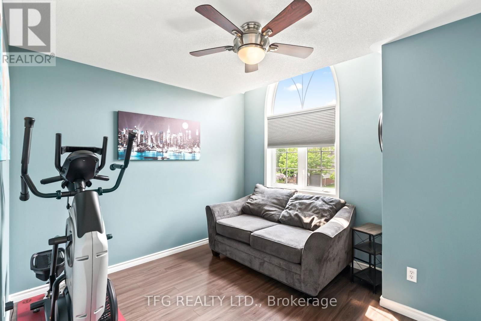 1187 ASHGROVE CRESCENT Image 27