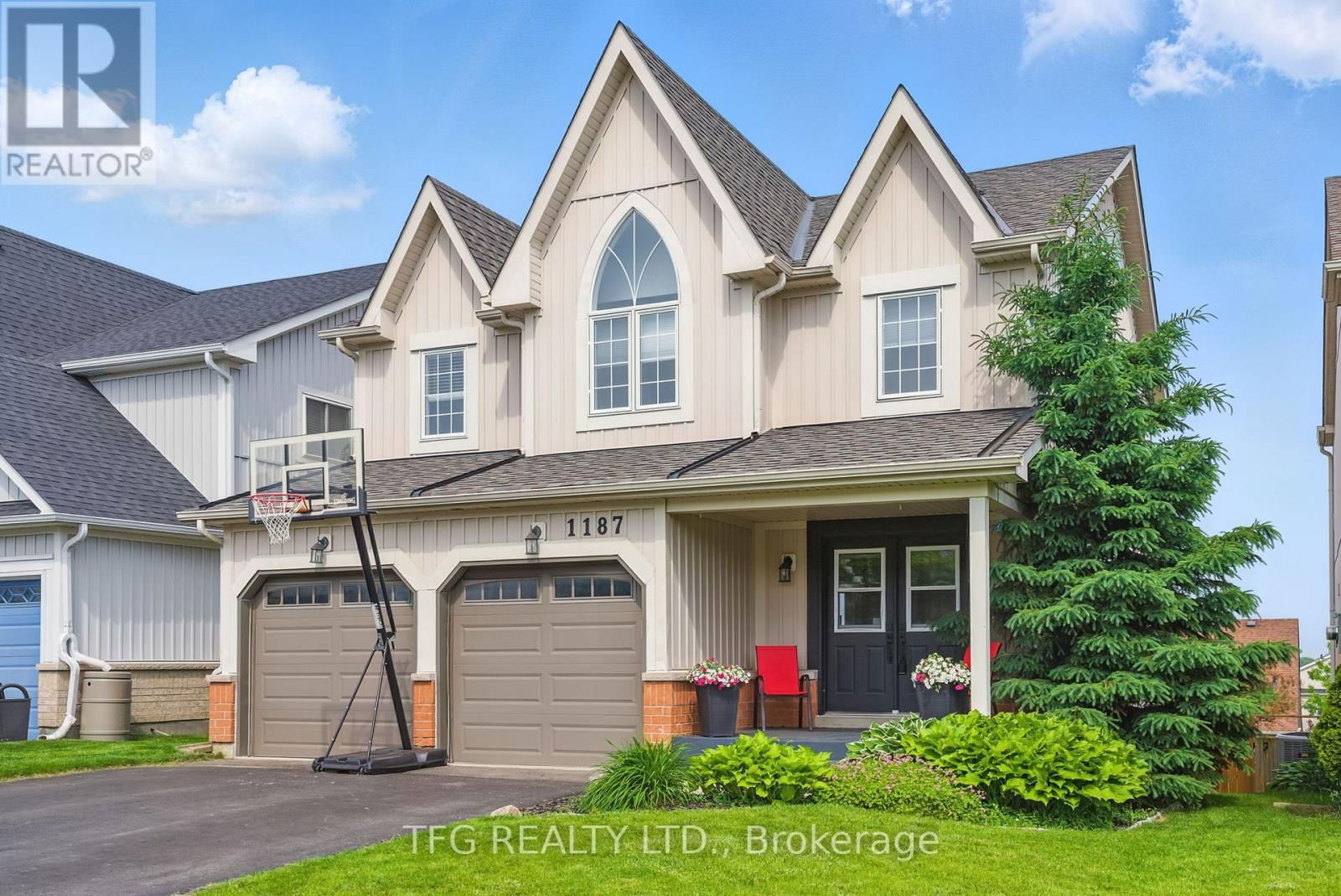 1187 ASHGROVE CRESCENT Image 3
