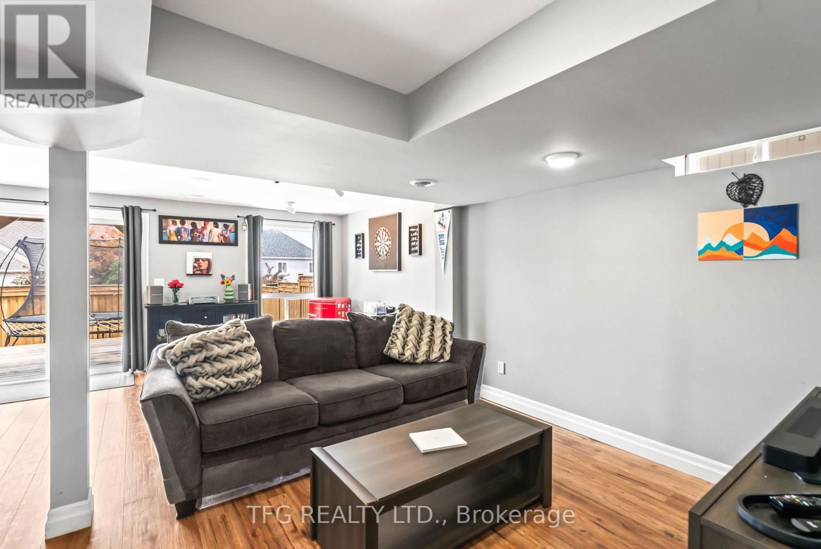 1187 ASHGROVE CRESCENT Image 30