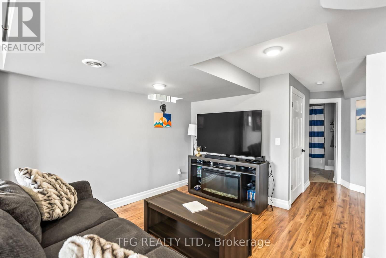 1187 ASHGROVE CRESCENT Image 31