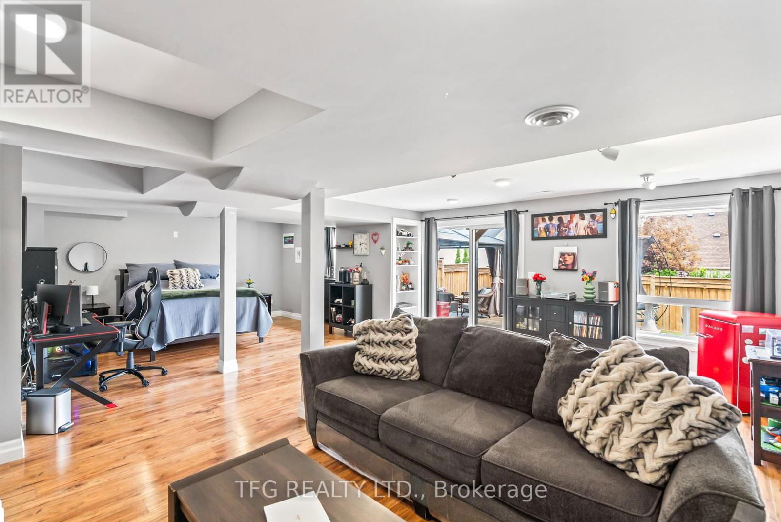 1187 ASHGROVE CRESCENT Image 32
